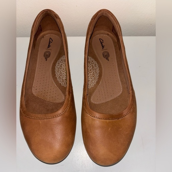Clarks Tan Leather Flats Versatile Comfort - Picture 1 of 10